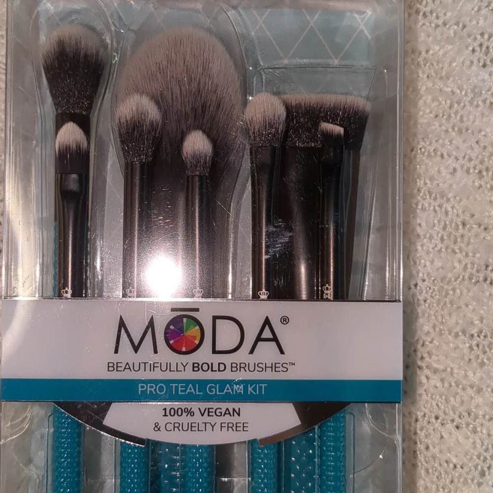 MODA® BRUSH Pro Teal 8pc Glam Kit
